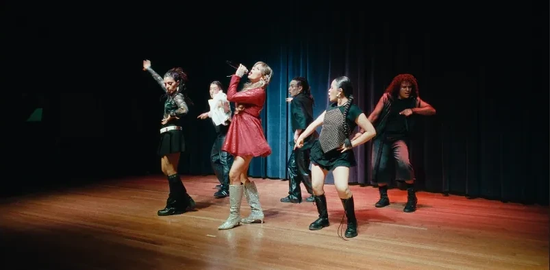 Naty Borda cantando en el escenario junto a sus cinco bailarines